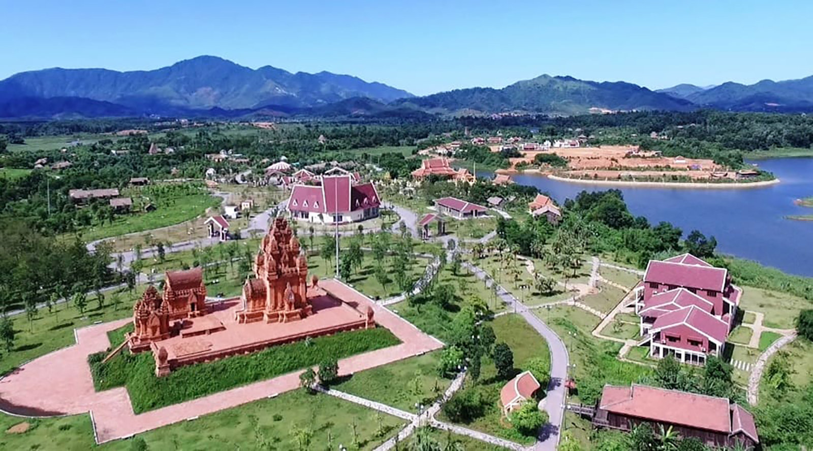 Làng Văn hóa Du lịch các dân tộc Việt Nam