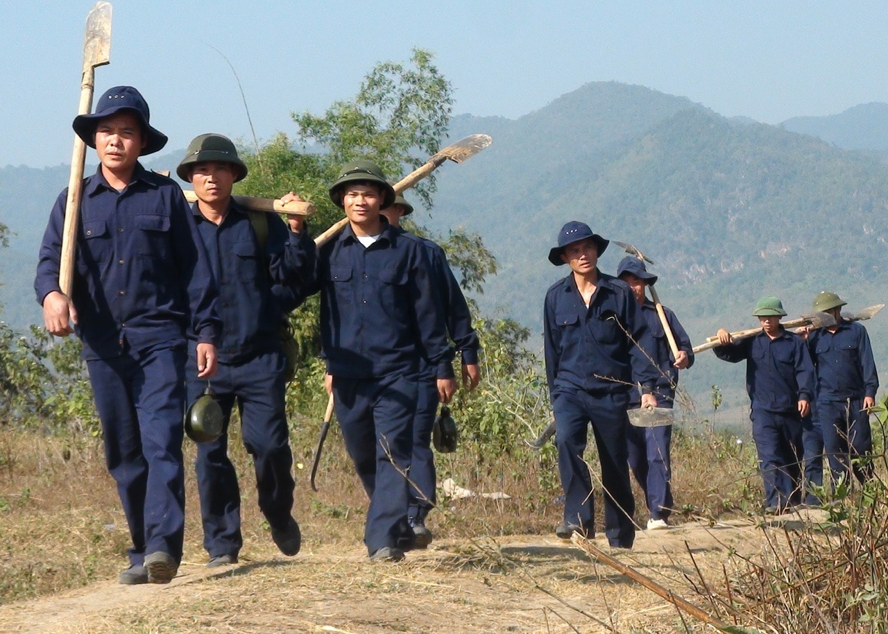 Mũi Khệt Phằn trên đường tìm mộ liệt sĩ (Ảnh tư liệu năm 2005). Ảnh Vũ Toàn