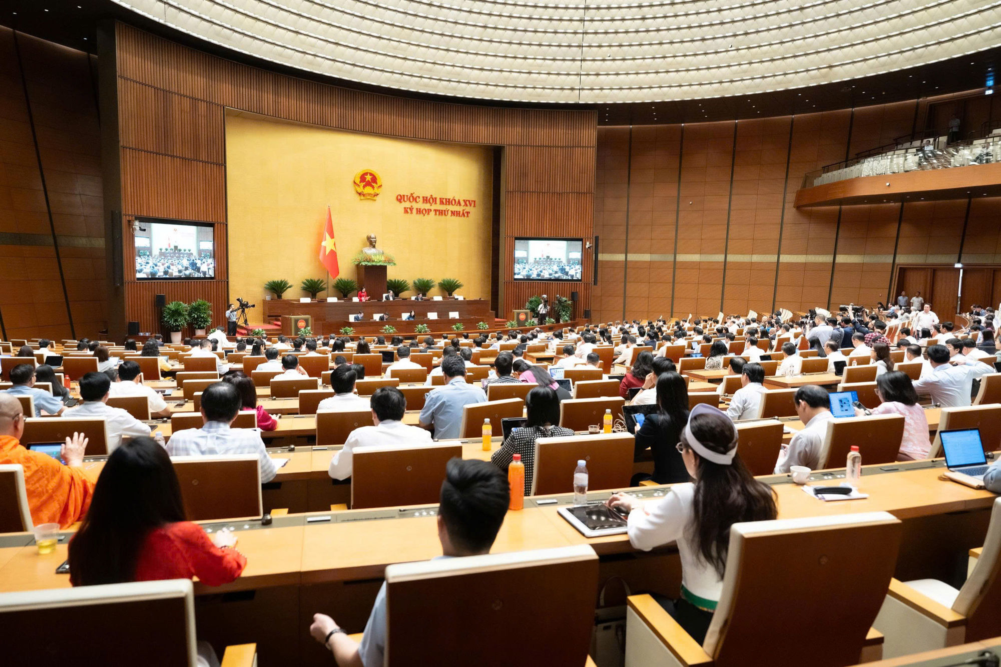 Sáng 24-4, với 477 trên 489 đại biểu tham gia biểu quyết tán thành, Quốc hội đã thông qua Nghị quyết về phát triển văn hóa Việt Nam.