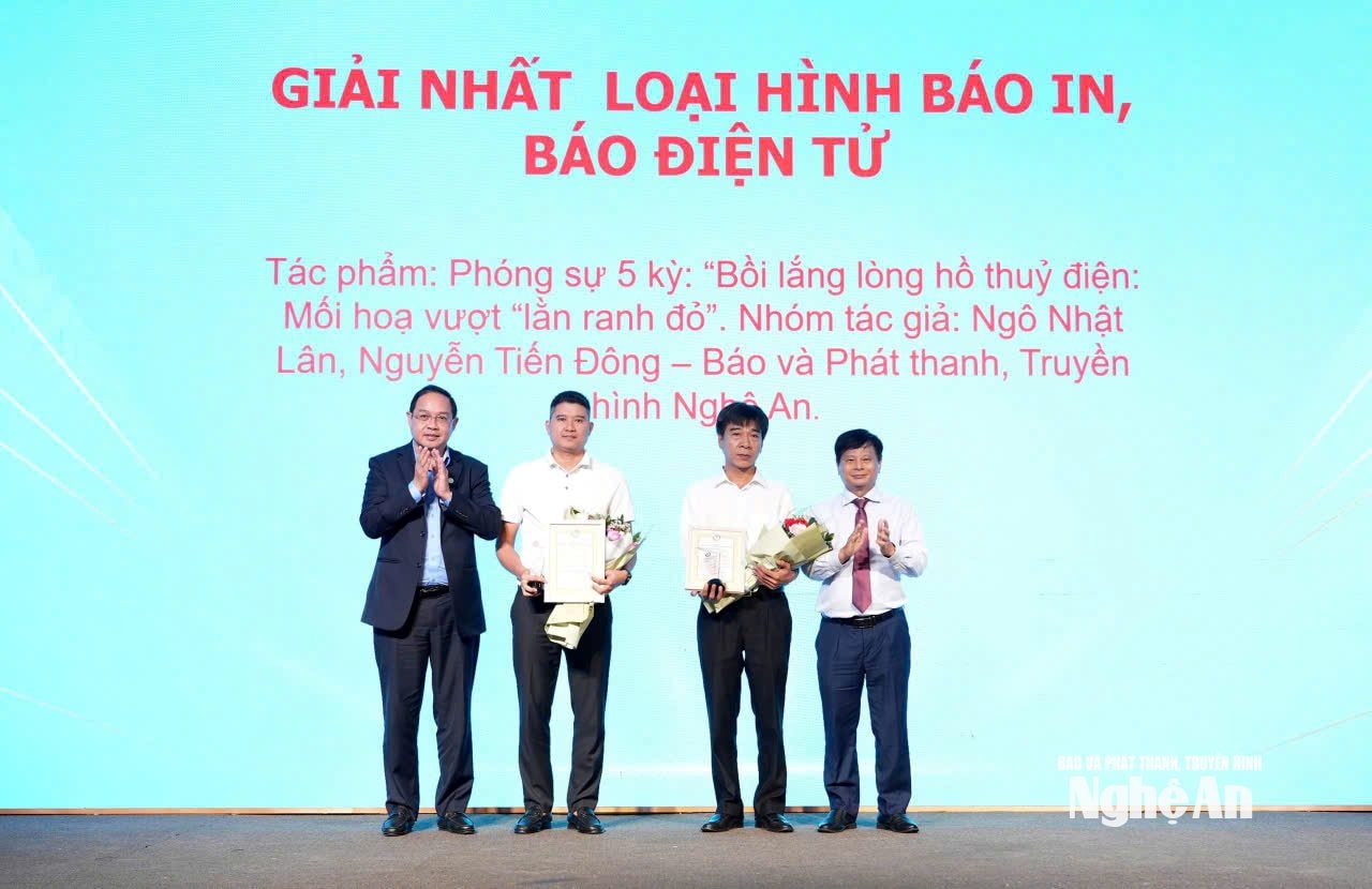 Các phóng viên nhận giải tại Giải Báo chí Tây Nguyên và Duyên hải miền Trung năm 2026. Ảnh: PV