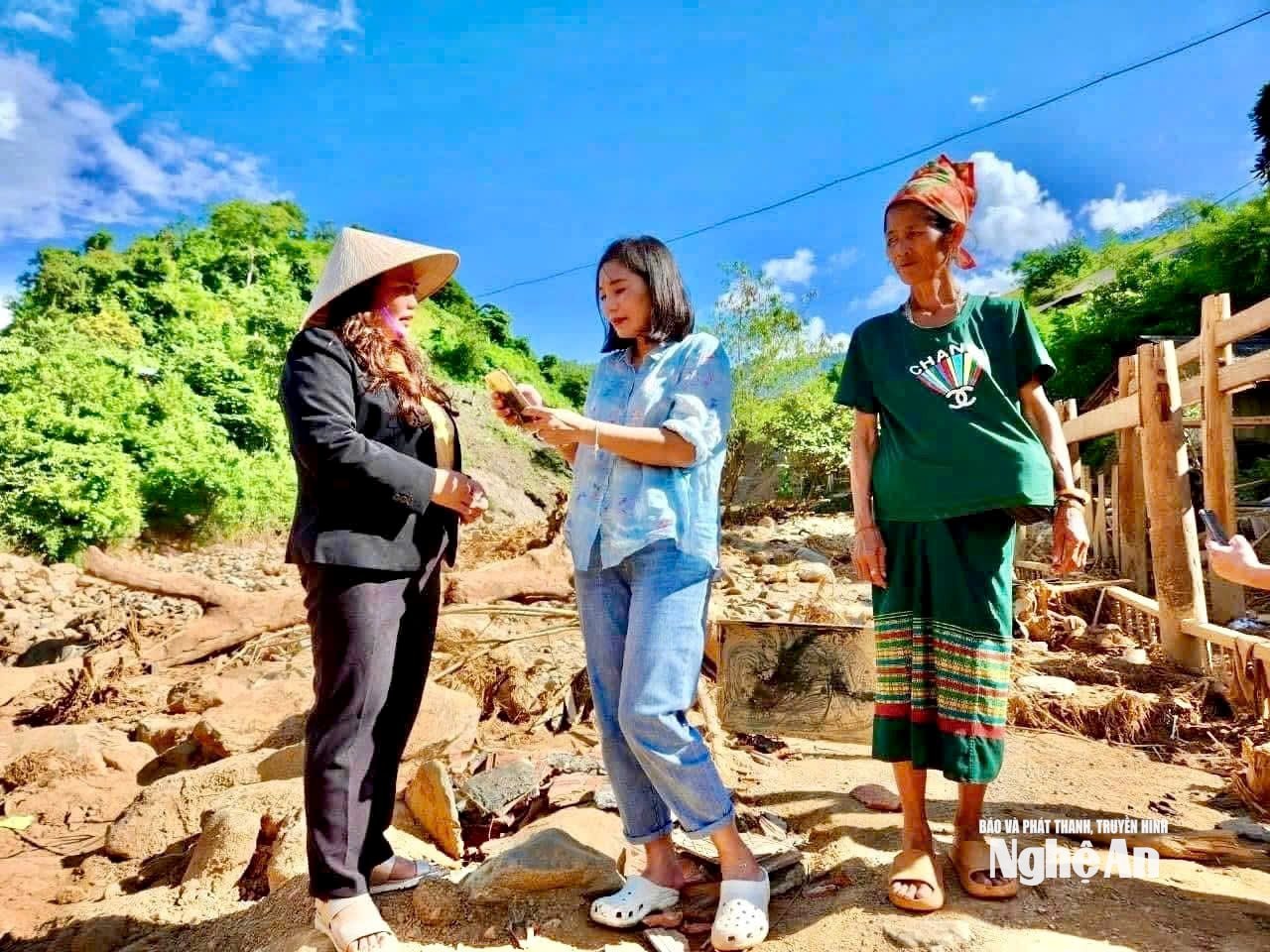 Phóng viên báo và phát thanh, truyền hình Nghệ An tác nghiệp tại vùng Mường Xén tan hoang sau lũ dữ. Ảnh: PV