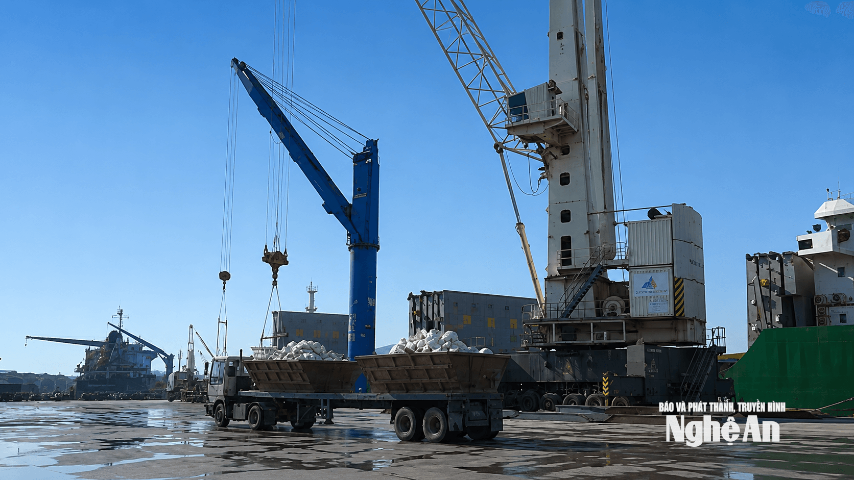 Bốc dỡ hàng hóa tại cảng Cửa Lò. Ảnh Hoàng Việt Anh