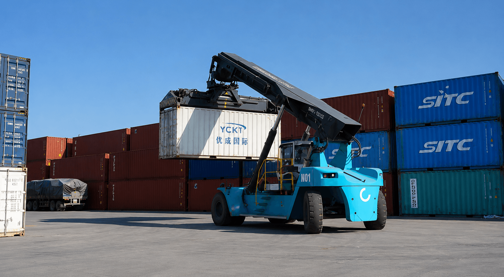Hệ Congteno của công ty YCL phục vụ vận chuyển chuyên nghiệp, minh bạch tại cảng Cửa Lò. Ảnh Hoàng Việt Anh