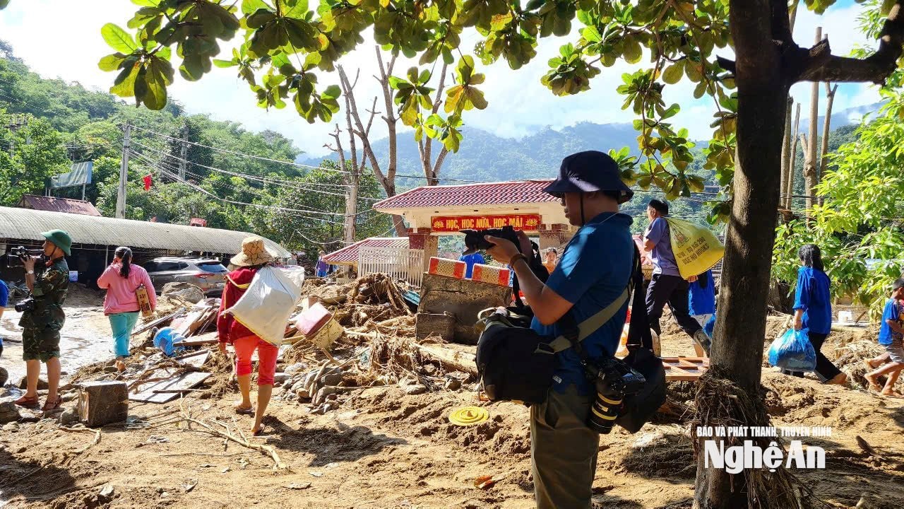 Phóng viên báo chí tác nghiệp tại tâm lũ Kỳ Sơn tháng 10-2022. Ảnh Hoài Thu