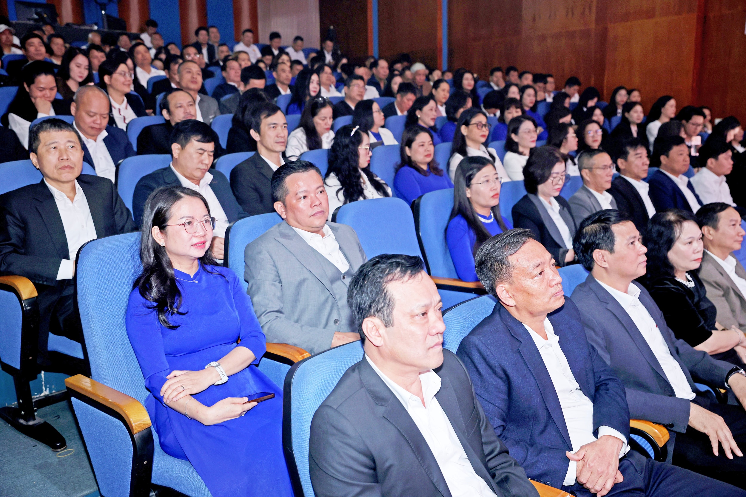 Cán bộ, phóng viên, người lao động cơ quan. Ảnh Hữu Hoàng