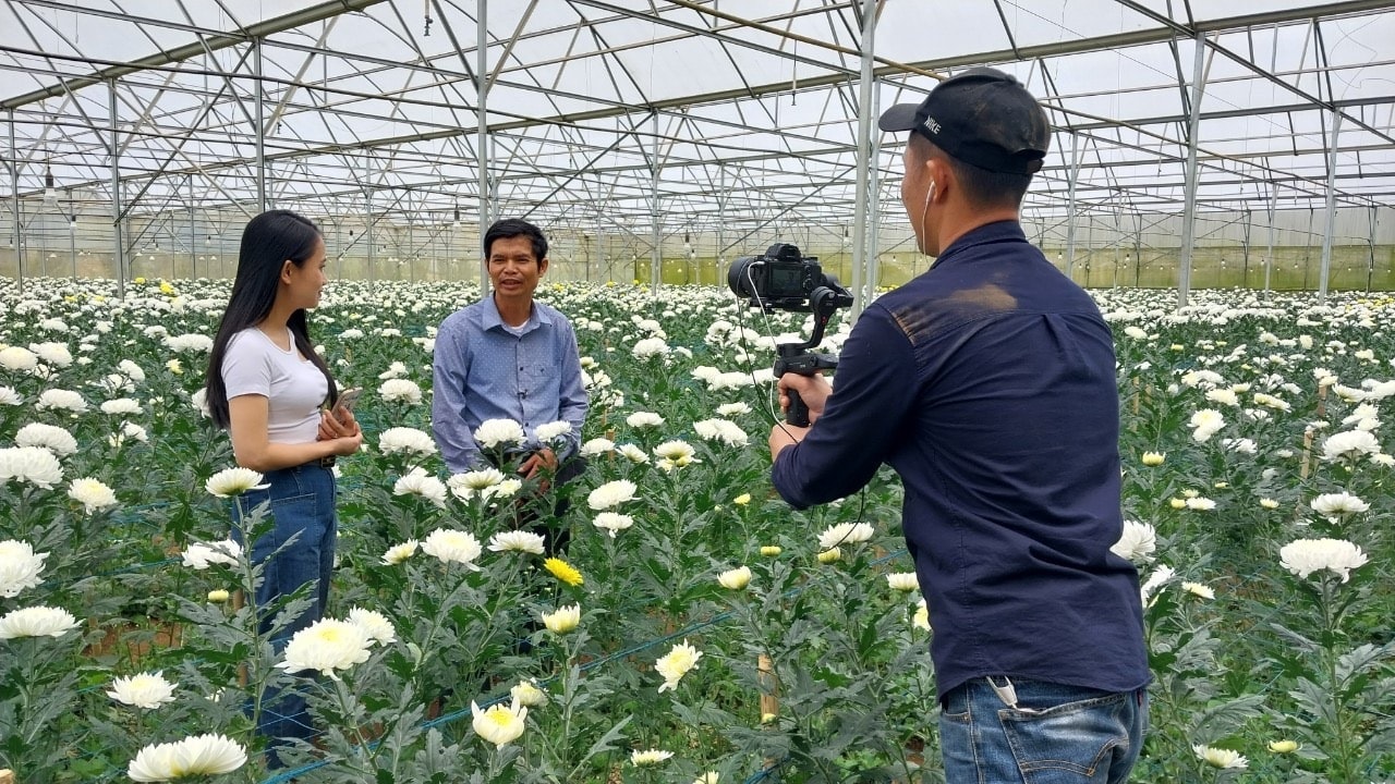 Ê kíp NTV tác nghiệp chương trình Người Nghệ muôn phương tại Đà Lạt.