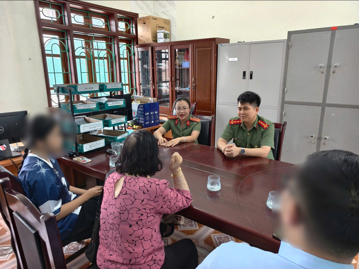 Cán bộ Công an phường Điện Biên Phủ gặp gỡ tuyên truyền cho người dân về thủ đoạn lừa đảo.