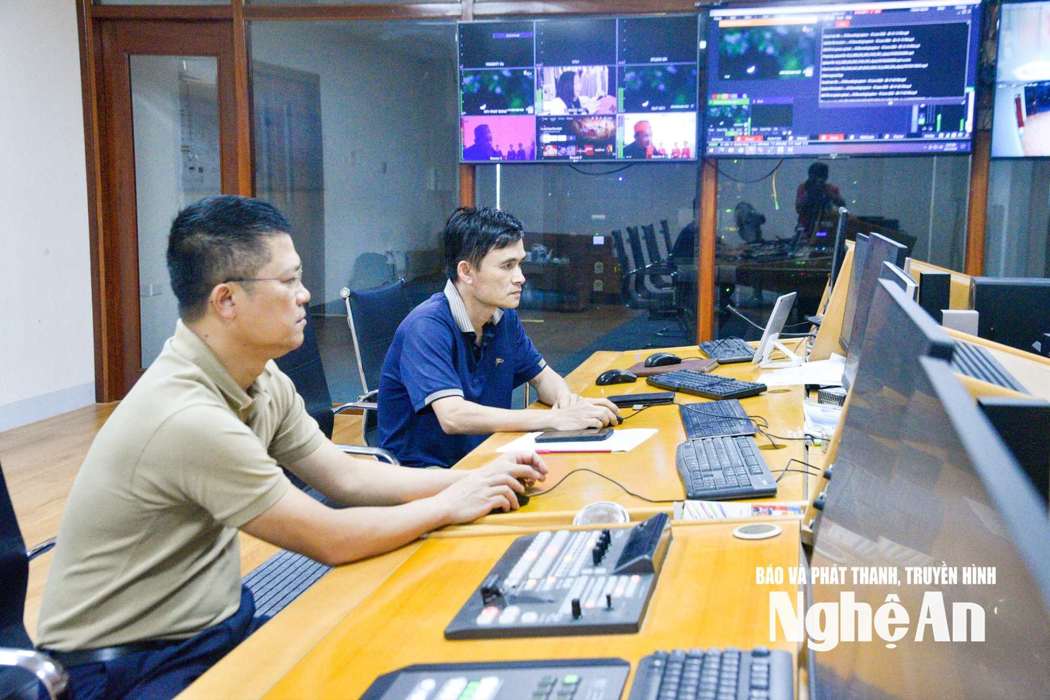 Trong suốt ca trực, kỹ thuật viên vừa theo dõi hệ thống tín hiệu, vừa duy trì liên lạc với các bộ phận liên quan. Ảnh: Minh Quân