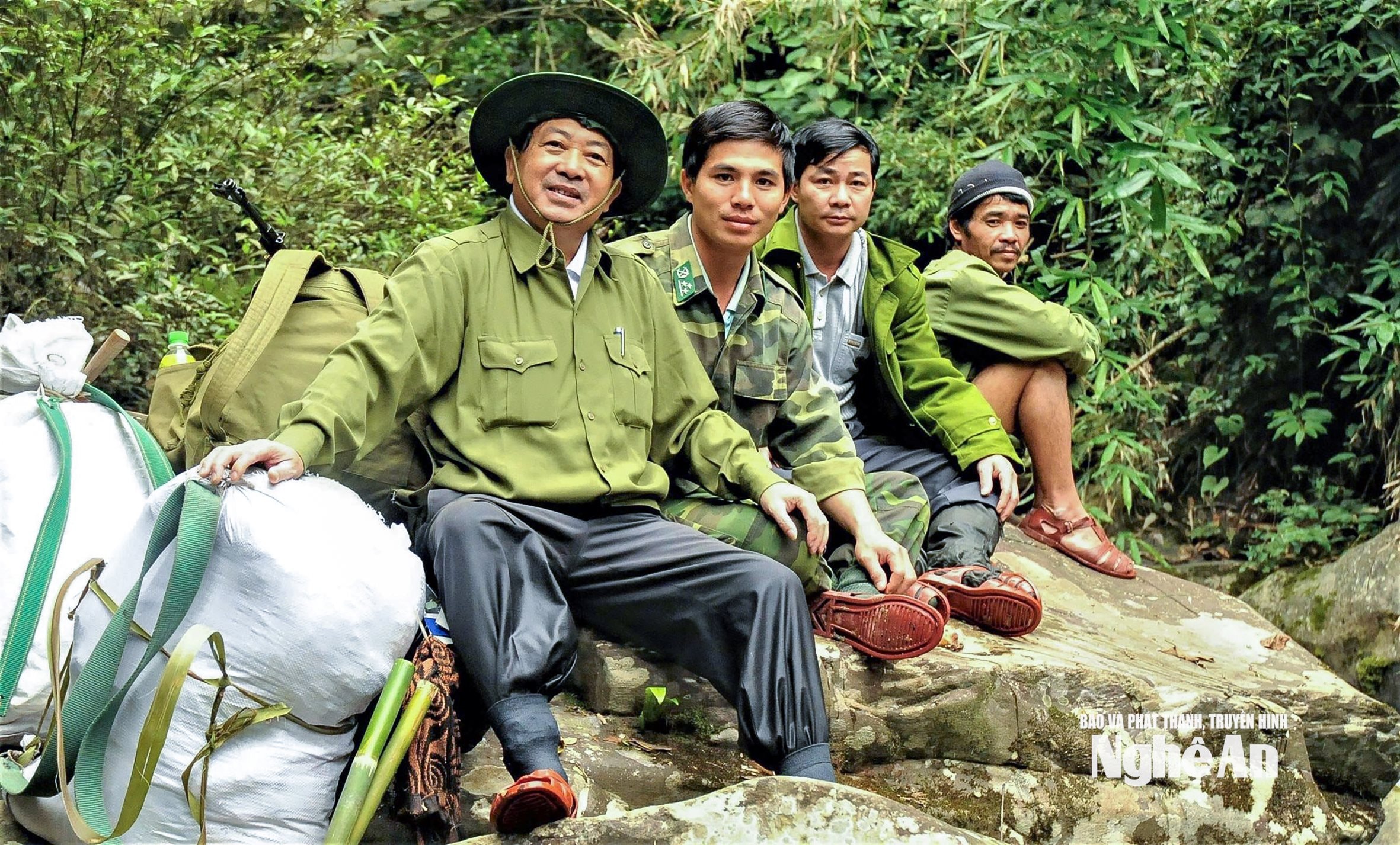Nhà báo Duy Ngoãn trong hành trình Đến với cây Sa Mu dầu nghìn năm tuổi tại Khu bảo tồn rừng Pù Mát. Ảnh: NVCC