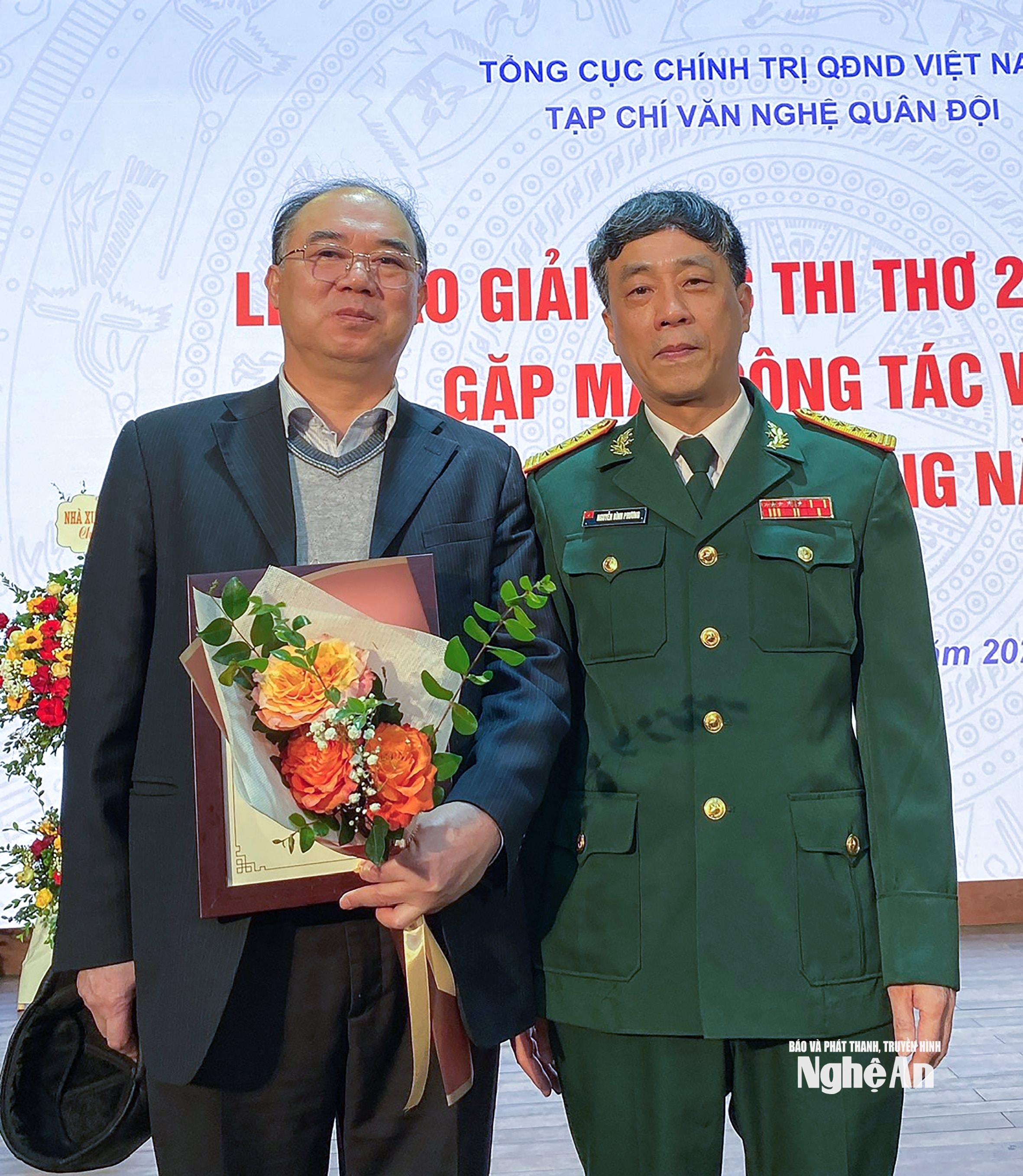 Ở tuổi hưu, nhà báo, nhà thơ Bùi Sỹ Hoa vẫn tiếp tục làm việc, sáng tác. Ảnh NVCC