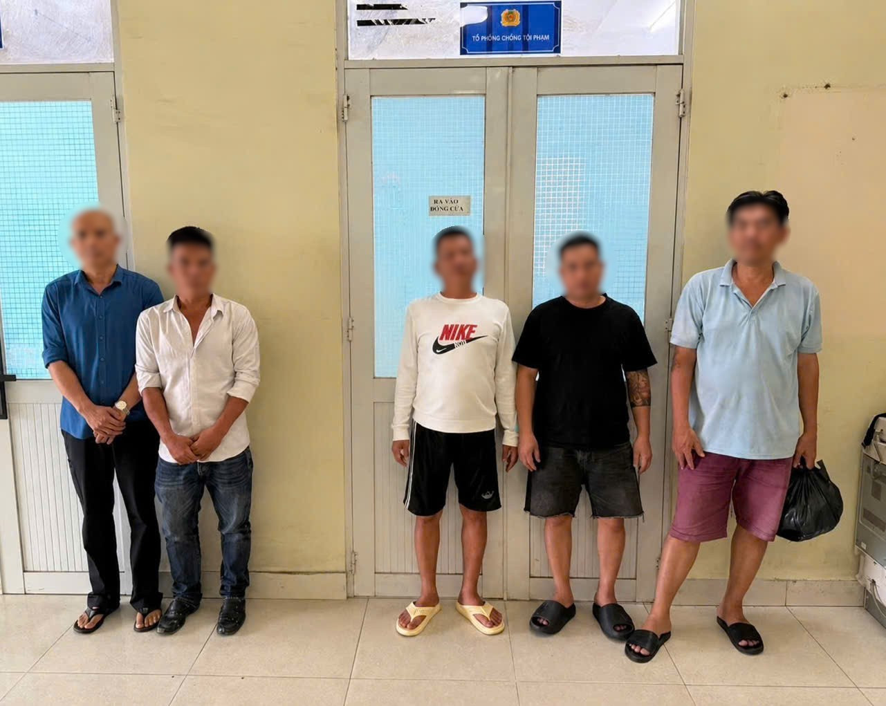 Các đối tượng tham gia cá độ bóng đá bị bắt giữ tại cơ quan Công an TP. Đồng Nai.