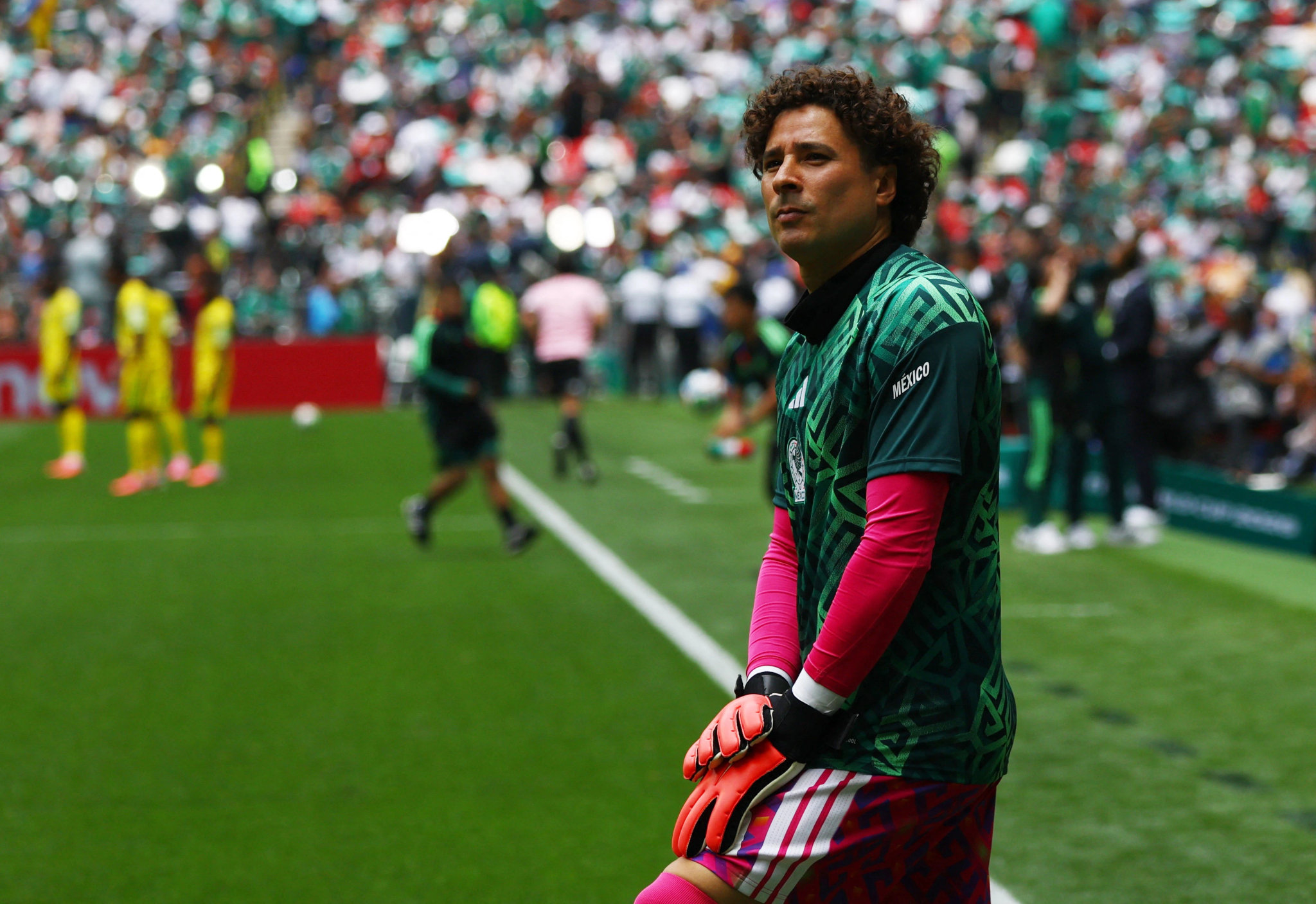 Guillermo Ochoa trên băng ghế dự bị