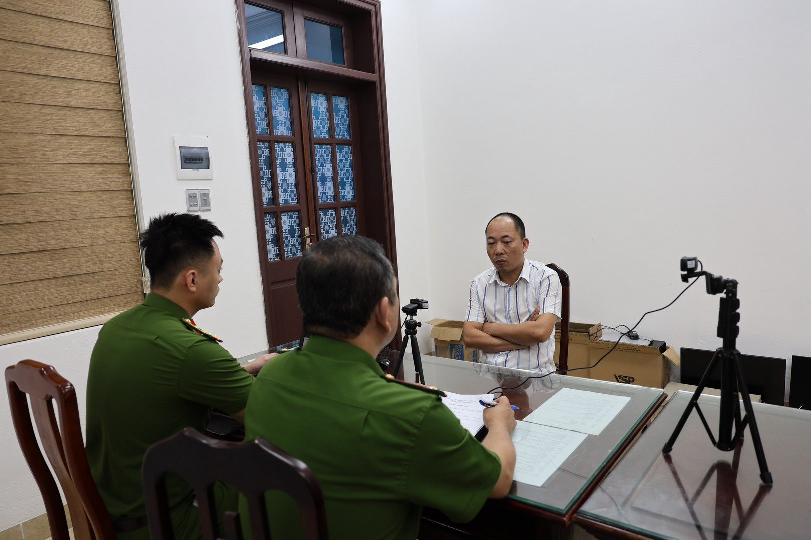 Cán bộ Phòng Cảnh sát hình sự Công an tỉnh Ninh Bình đang tiến hành lấy lời khai của đối tượng Lê Văn Mão.
