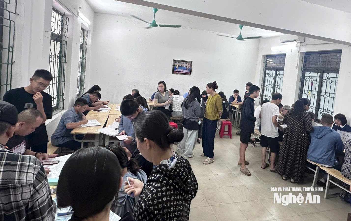 Phụ huynh đến đăng ký cho con vào học lớp 10 tại Trường THPT Nguyễn Trường Tộ. Ảnh: Mỹ Hà