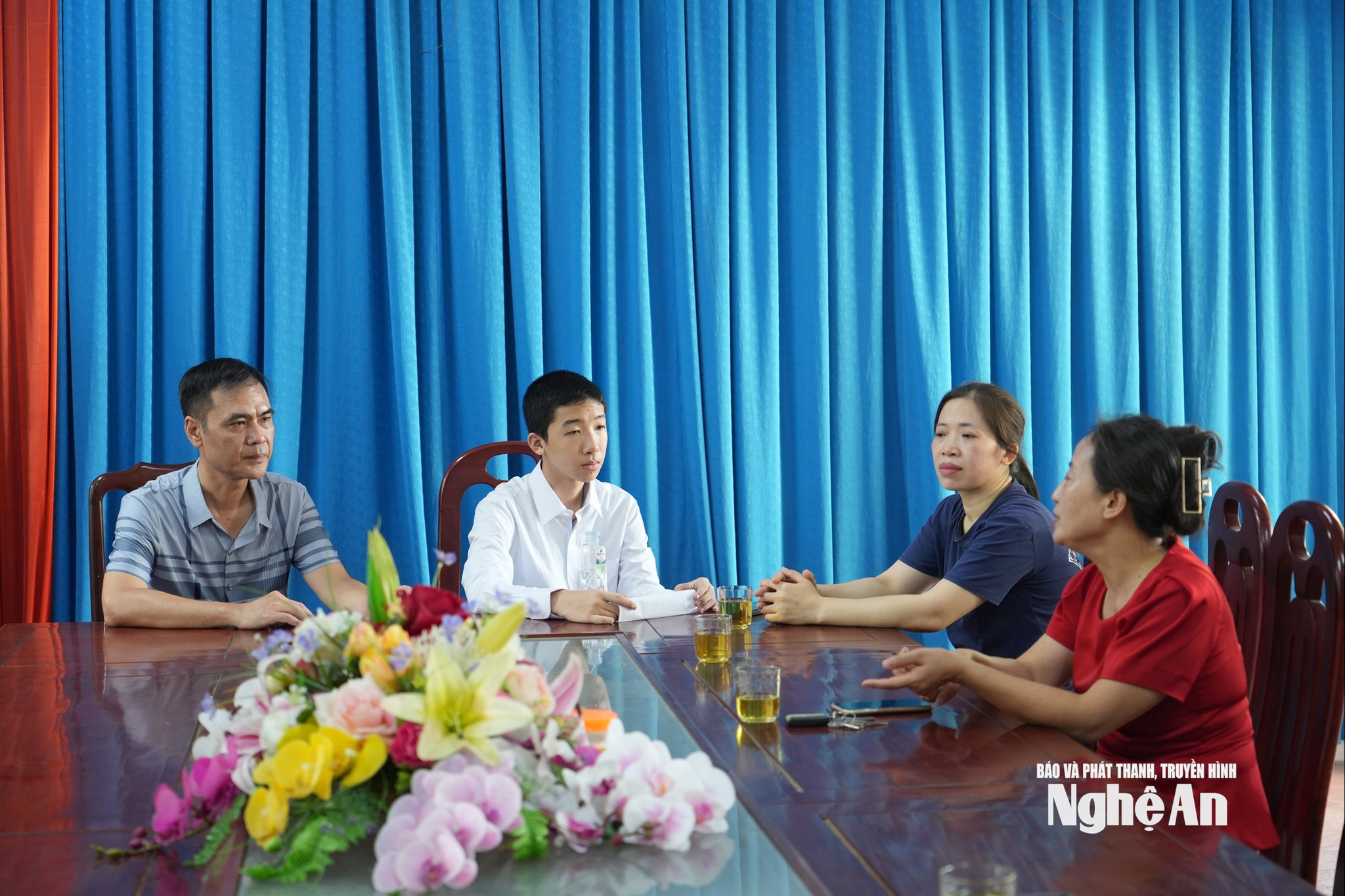 Trung tâm GDNN - GDTX Vinh tư vấn cho phụ huynh học sinh khi nhập học tại nhà trường. Ảnh - Mỹ Hà