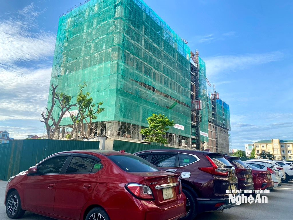 Một số chung cư ở Nghệ An đang tiếp tục xây dựng gây áp lực chỗ đậu xe ô tô trong thời gian tới. Ảnh: Văn Trường