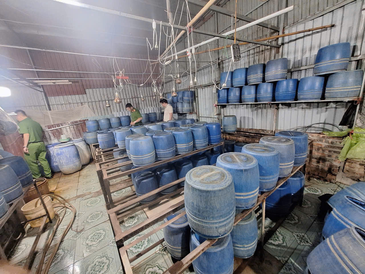 Lực lượng Công an xã Như Quỳnh kiểm tra cơ sở sản xuất giá đỗ thực phẩm trên địa bàn xã