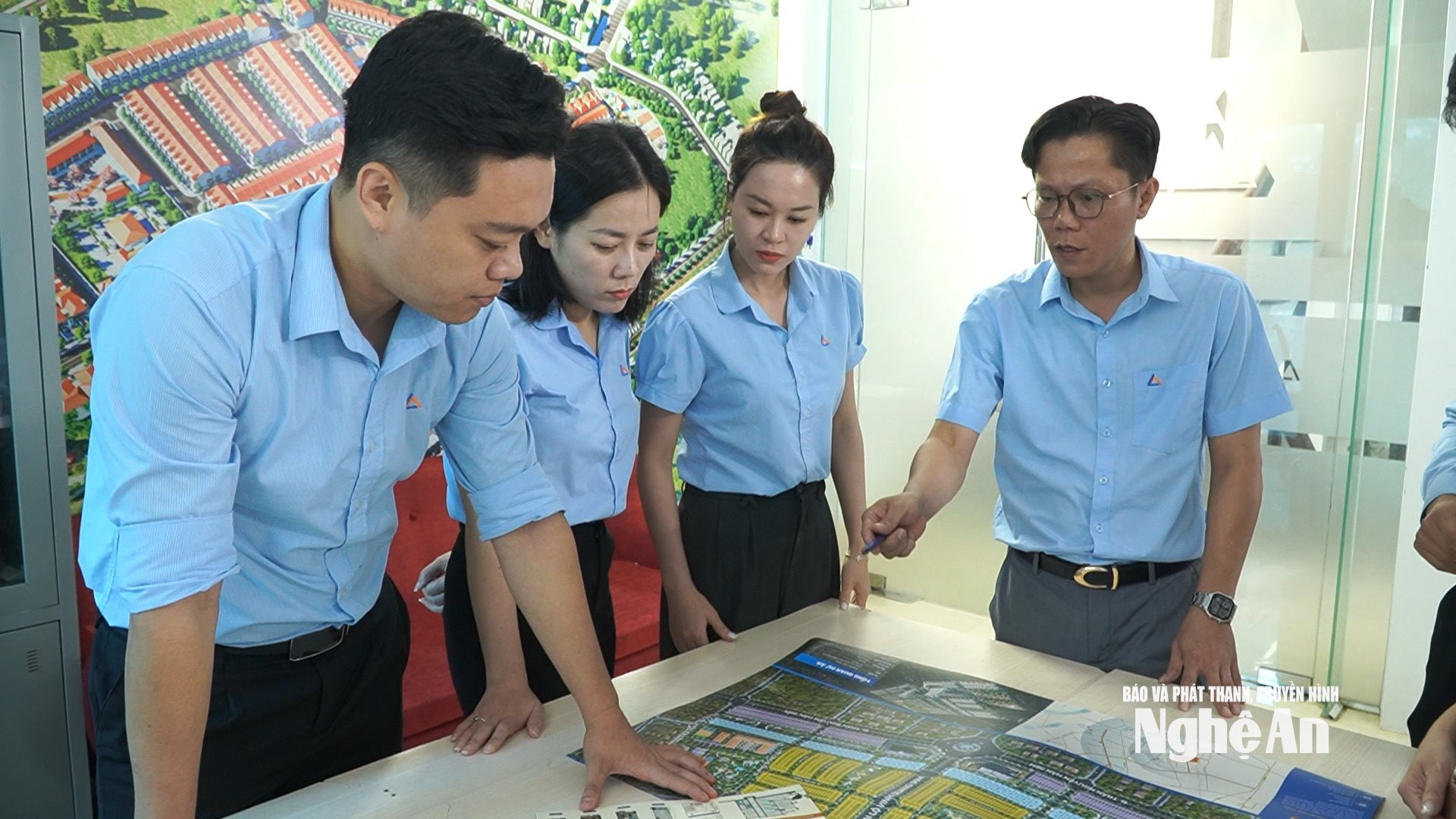  Các sàn giao dịch bất động sản họp bàn giới thiệu sản phẩm
