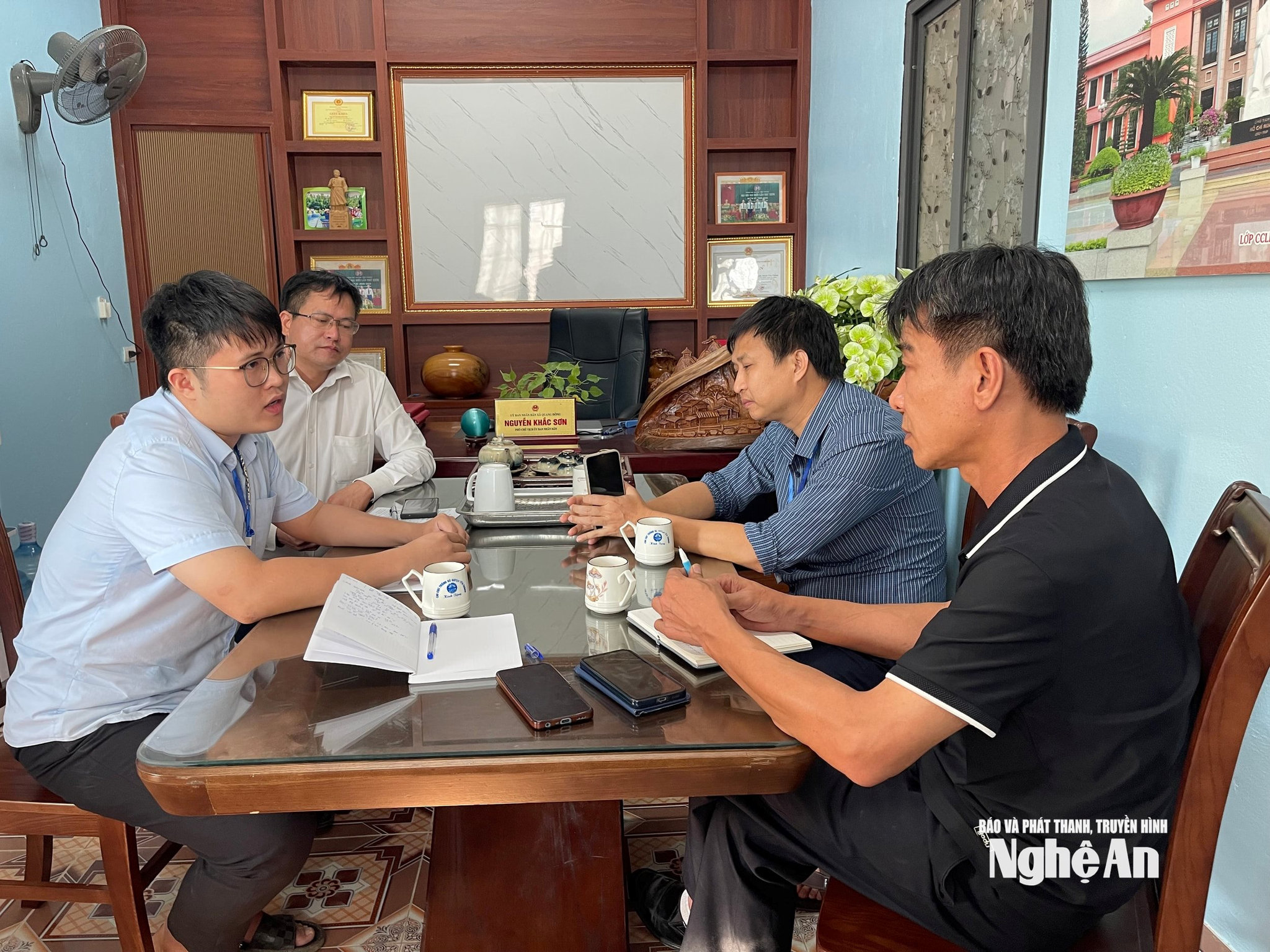 Phóng viên Báo và phát thanh, truyền hình Nghệ An làm việc với đại diện UBND xã Quang Đồng. Ảnh Tiến Đông