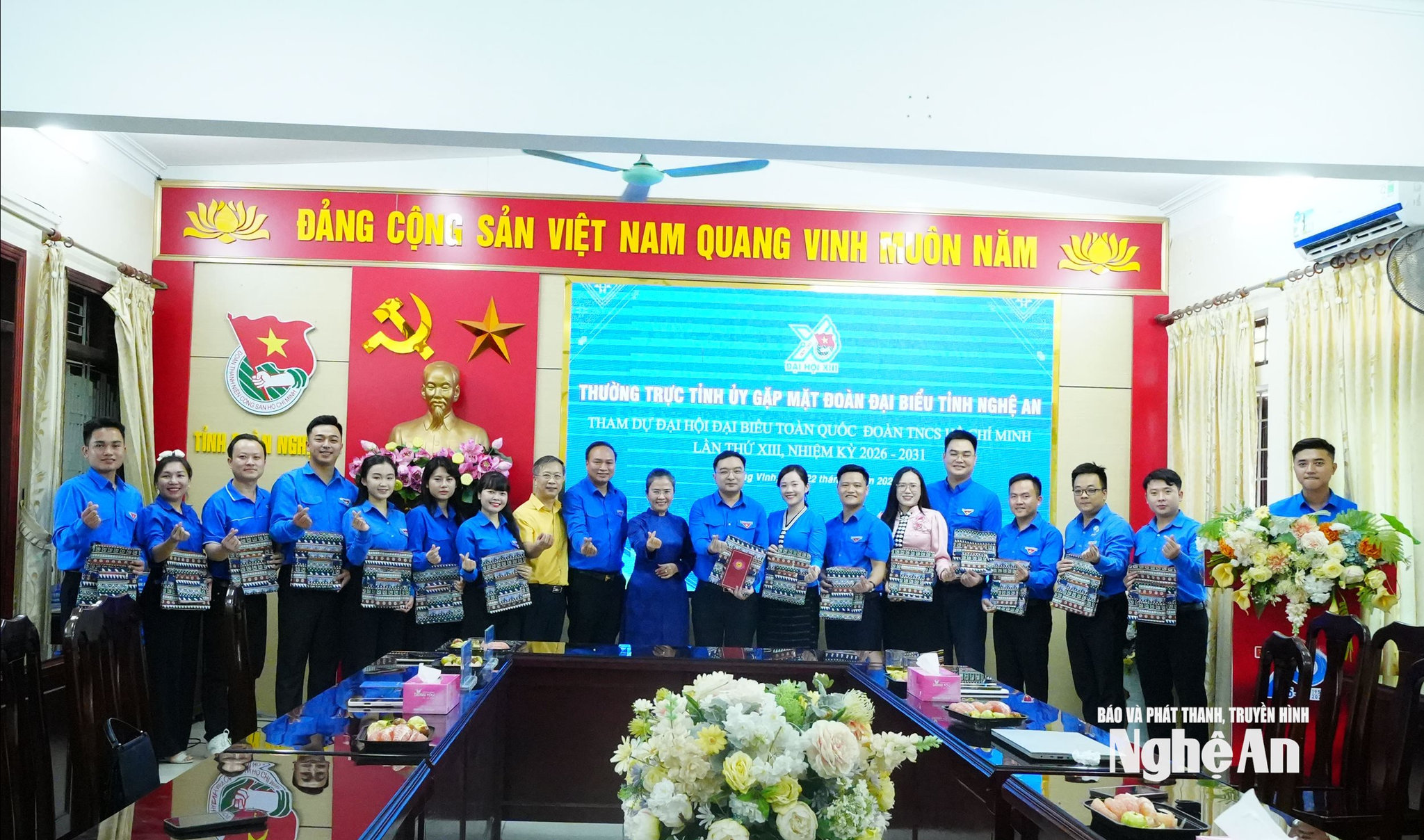 Đồng chí Võ Thị Minh Sinh - Phó Bí thư Tỉnh ủy, Chủ tịch Ủy ban MTTQ tỉnh chuupjc ảnh vơi đoàn đại biểu tham dự đại hội