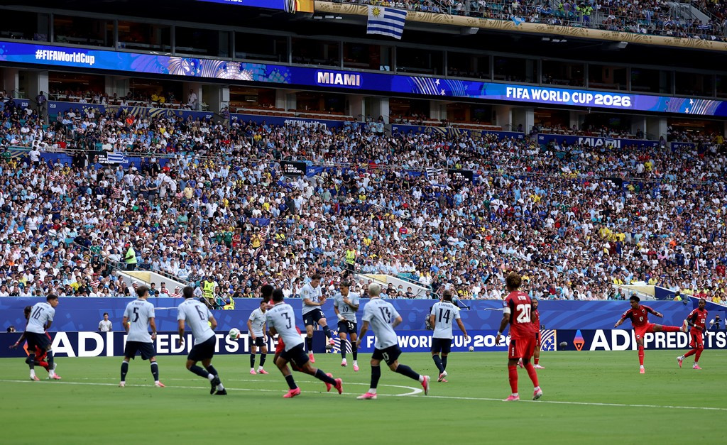 Cận cảnh cú sút xa thành bàn của Kevin Pina vào lưới Uruguay.