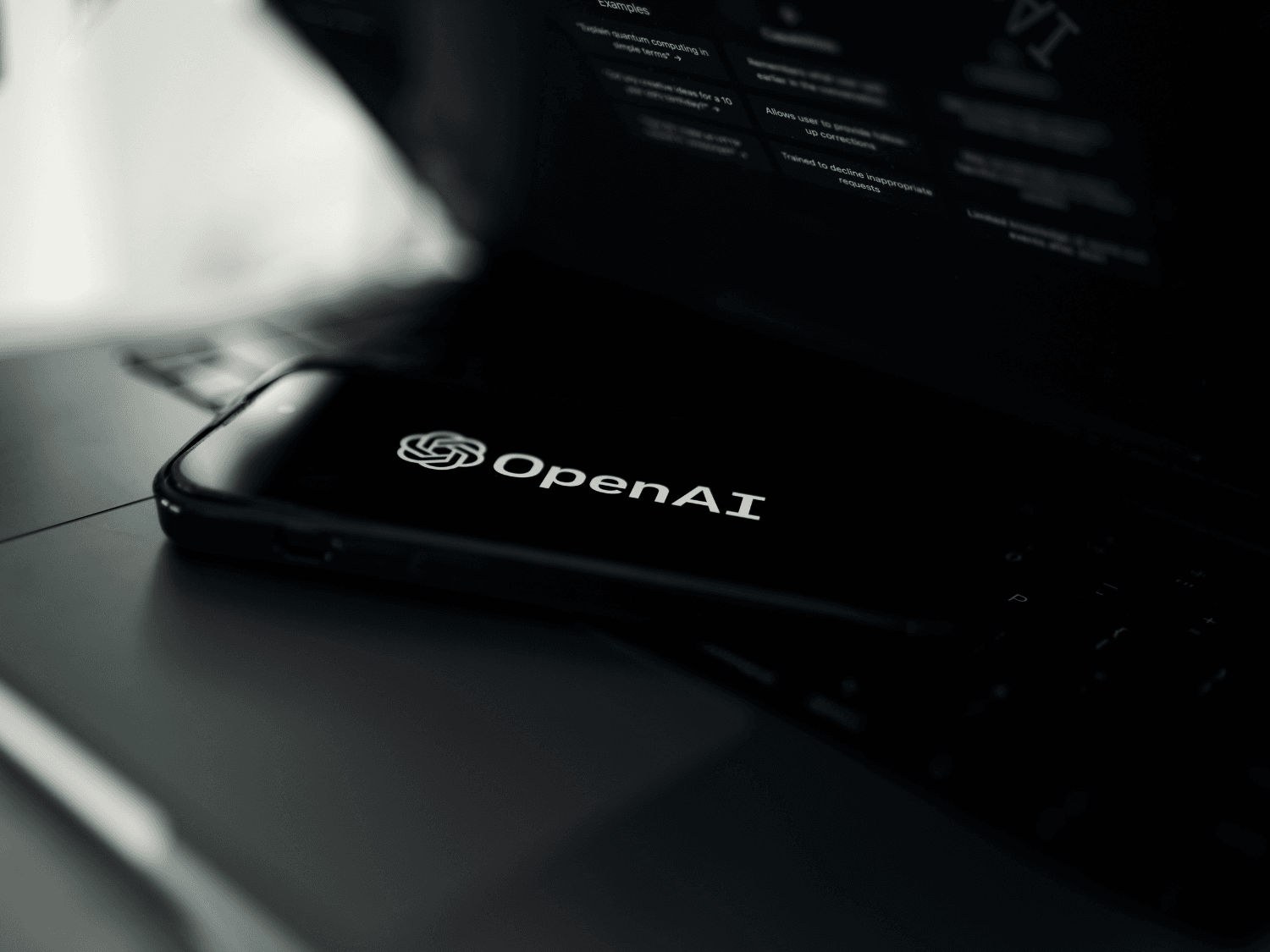 Logo OpenAI hiển thị trên màn hình điện thoại