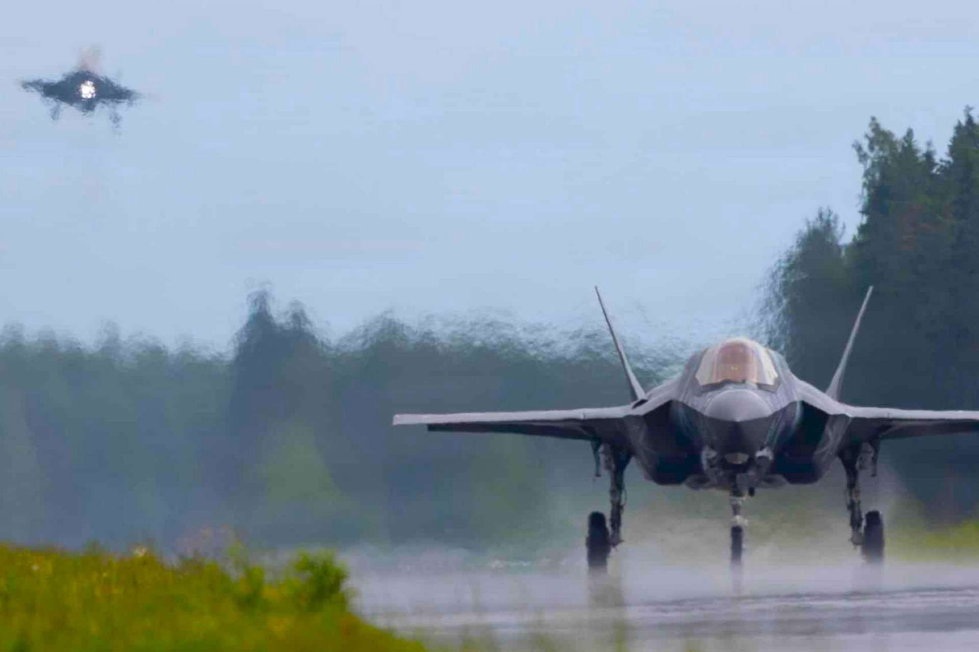 Tiêm kích F-35B hạ cánh trên đường bộ Phần Lan để thử nghiệm khả năng tác chiến dã chiến.