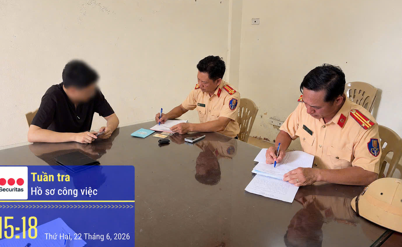 Lực lượng Cảnh sát giao thông lập biên bản vi phạm hành chính đối với tài xế dán biển số xe.