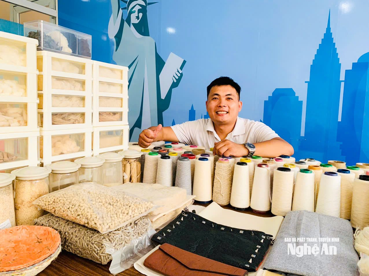 Đậu Văn Nam (SN 1992, xã Tân An) bên các sản phẩm từ nguyên liệu lá dứa. Ảnh NVCC