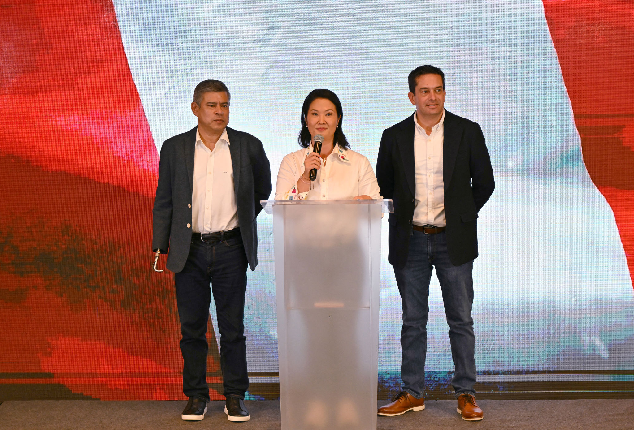 A candidata à presidência do Peru, Keiko Fujimori, representando o Partido Força Popular, discursa após a divulgação dos primeiros resultados do turno decisivo da eleição presidencial em Lima, em 7 de junho de 2026. Foto: AFP