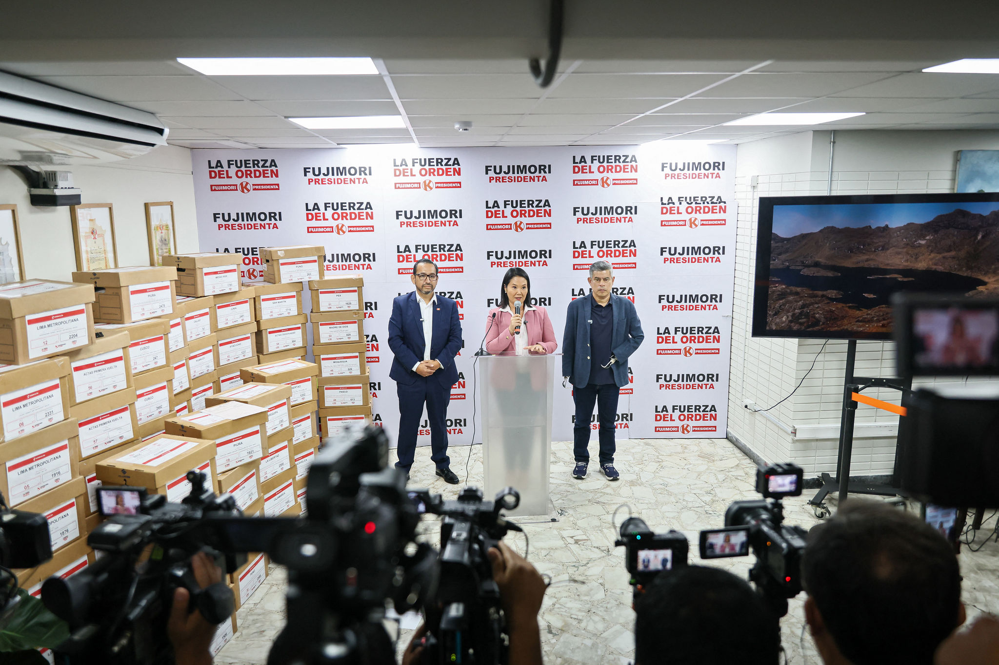 A candidata à presidência do Peru, Keiko Fujimori (ao centro), e membros do partido Força Popular discursam em seu comitê de campanha no distrito de San Borja, em Lima, em 24 de junho de 2026. Foto: AFP