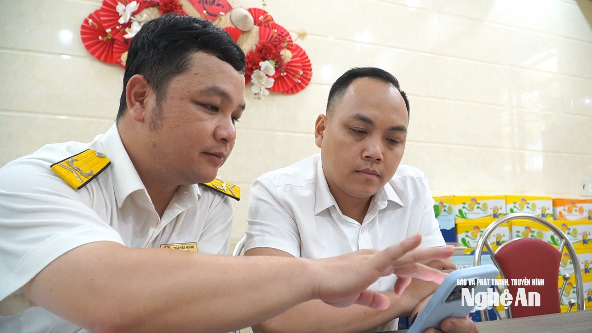  Cán bộ thuế tuyên truyền về các chính sách thuế mới