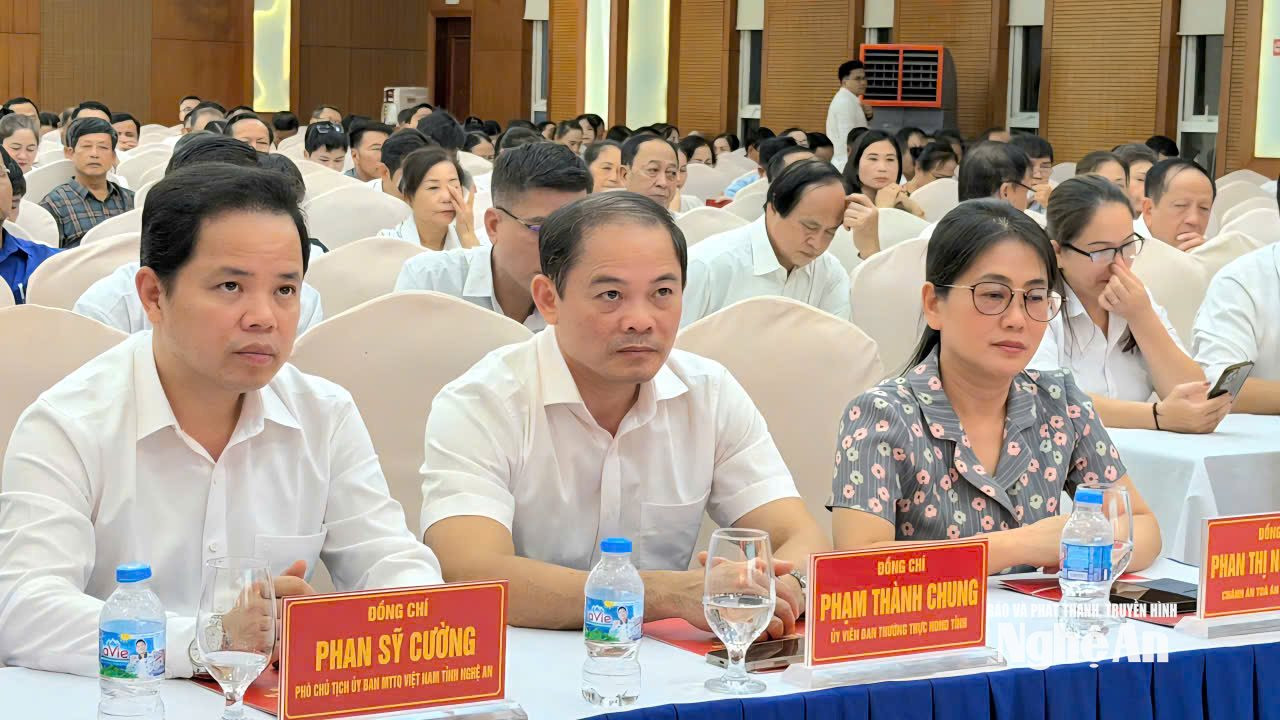 Đại biểu tham dự hội nghị..