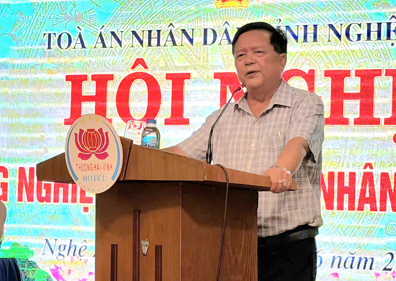 PGS.TS. Phạm Minh Tuyên phổ biến các kỹ năng cho các Hội thẩm nhân dân Tòa án nhân dân hai cấp..