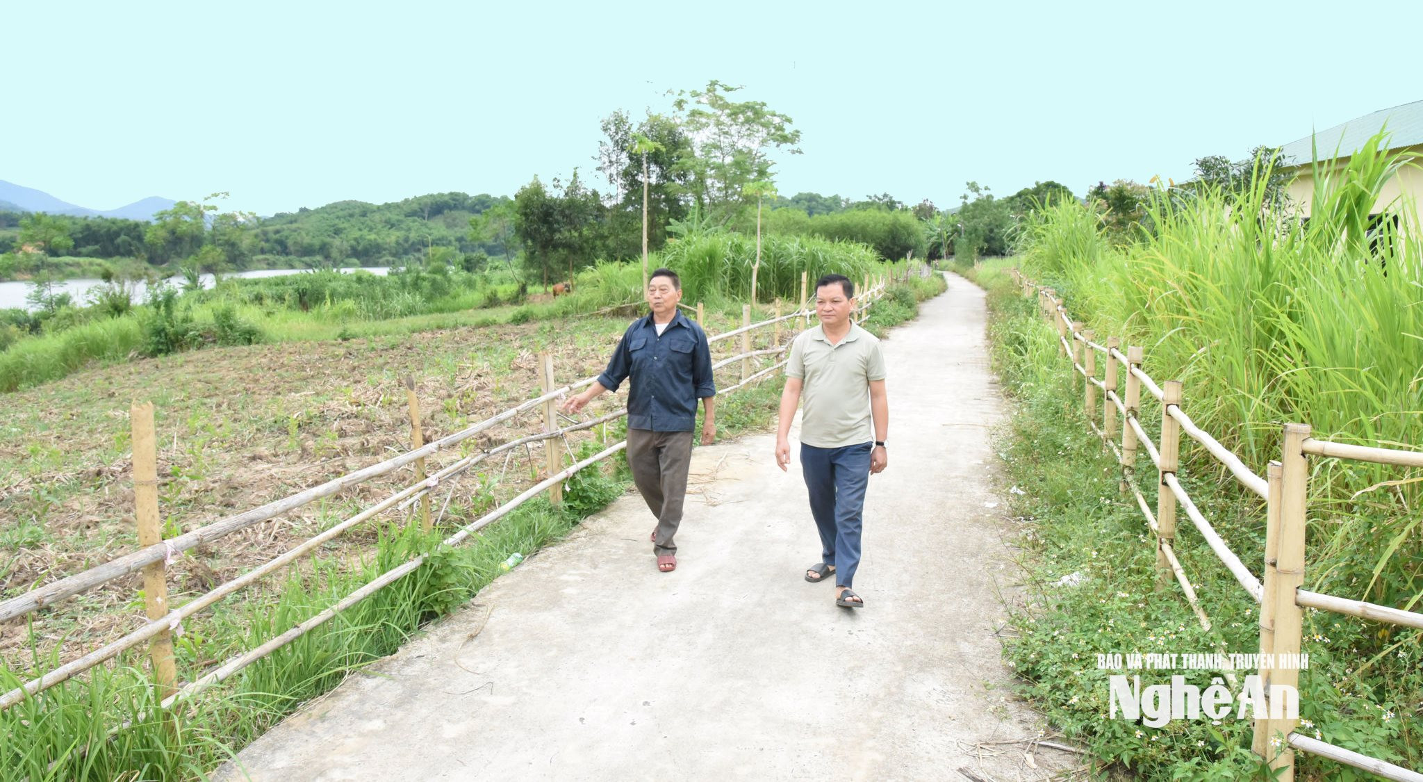 Bí thư chi bộ kiêm trưởng bản Boong Kha Văn Nam