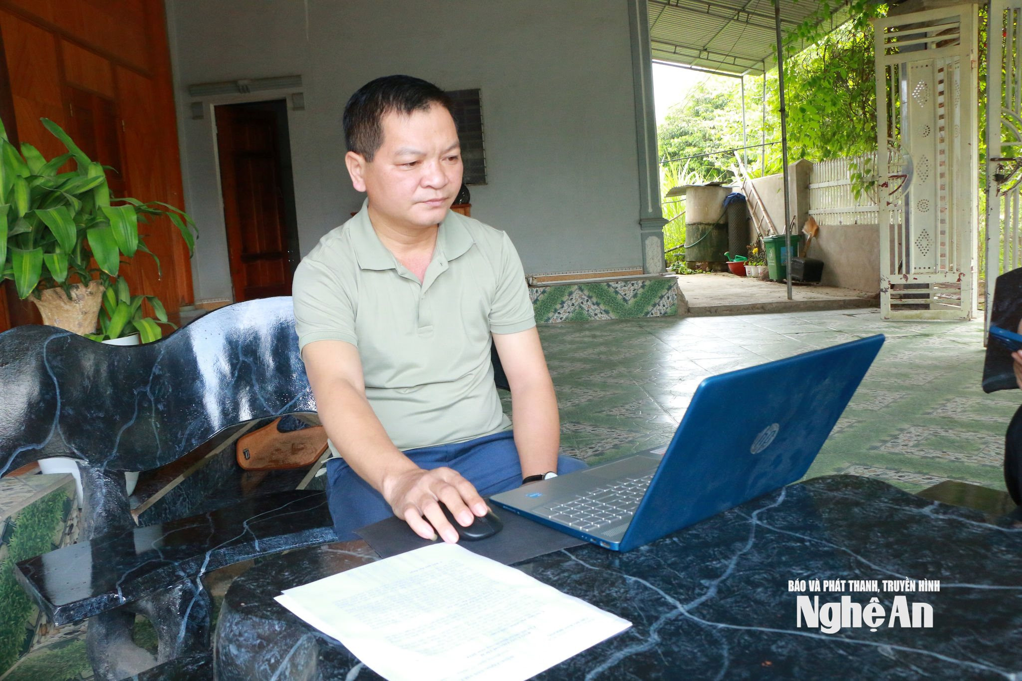 Bí thư chi bộ kiêm trưởng bản Kha Văn Nam tích cưc ứng dụng công nghệ thông tin vào trong việc Đảng, việc dân. Ảnh KL