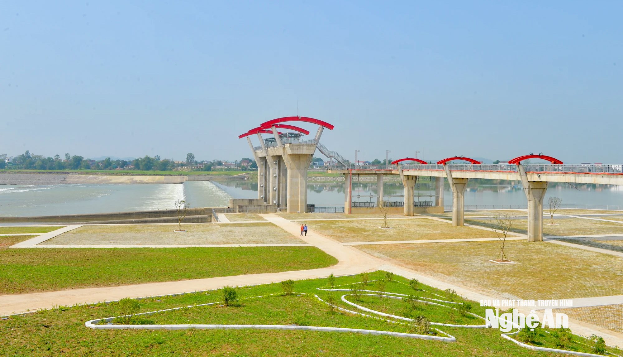 Công trình đập đầu mối ba ra Đô Lương. Ảnh Văn Trường