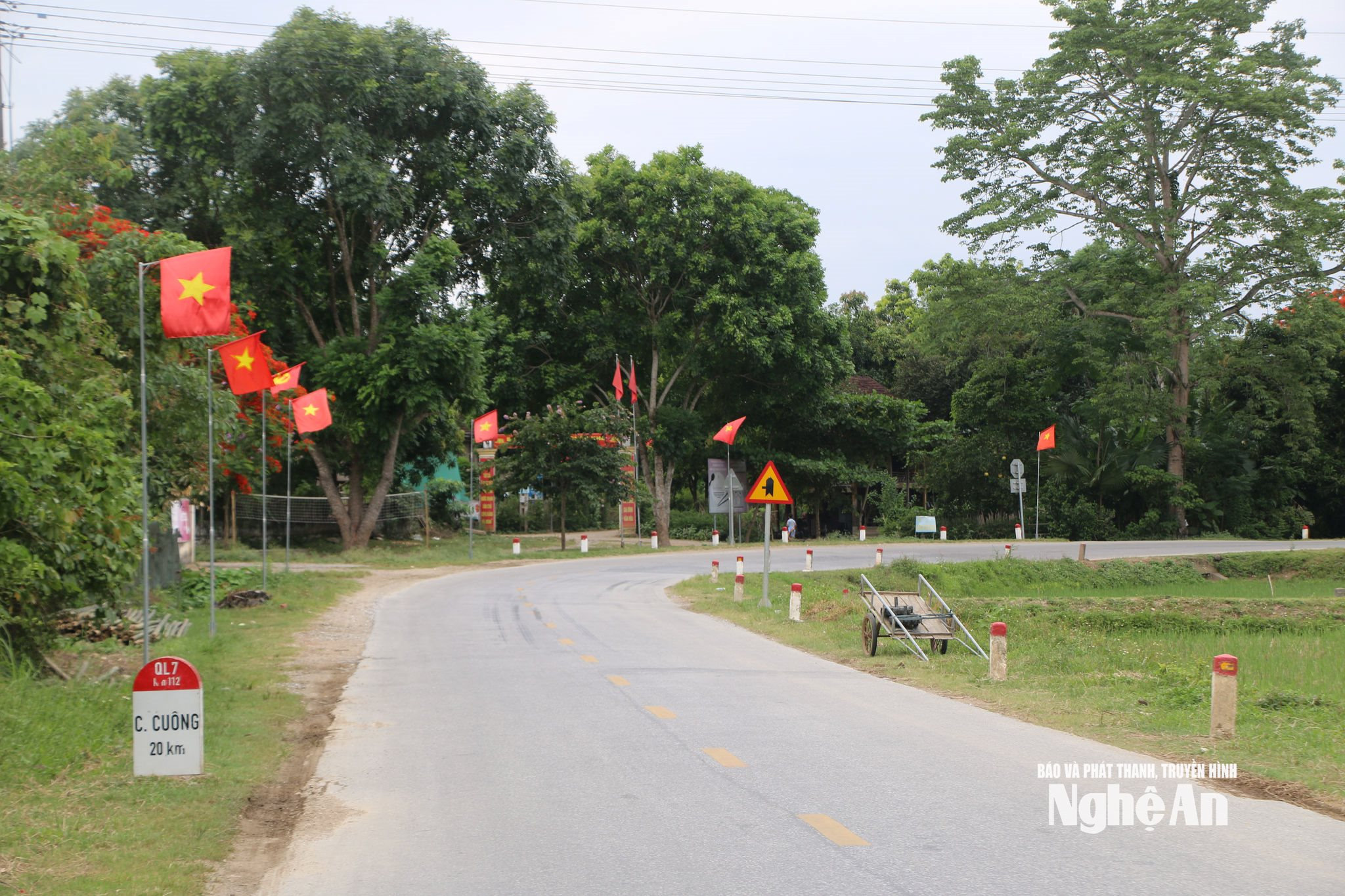 Đường cờ ngang qua bản Boong. Ảnh KL