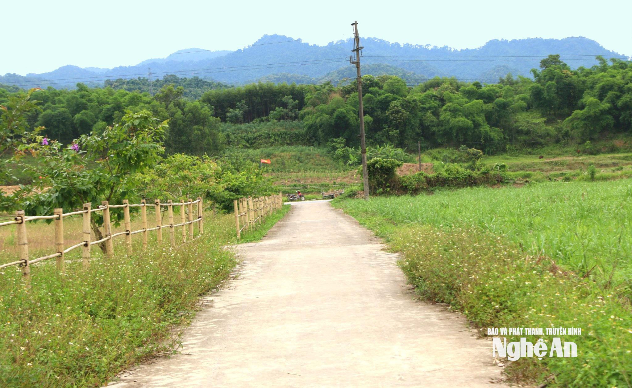 Đường nội bản nối vào trung tâm nhà văn hoá cộng đồng được hình thành nhờ dân vận khéo và phát huy dân chủ. Ảnh KL