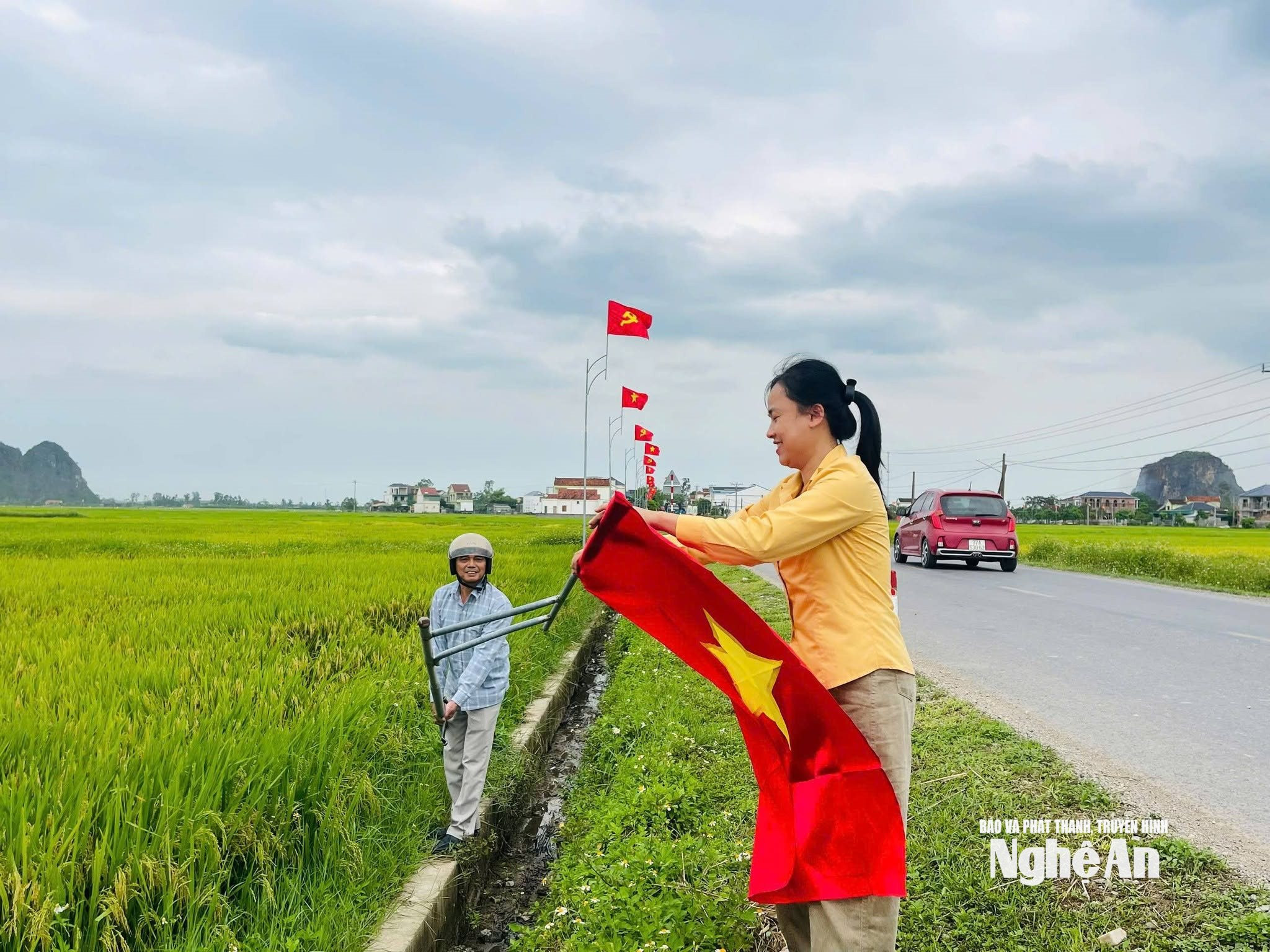 Phụ nữ xã Quang Đồng chung sức xây dựng đường cờ, đường hoa. Ảnh: T.P