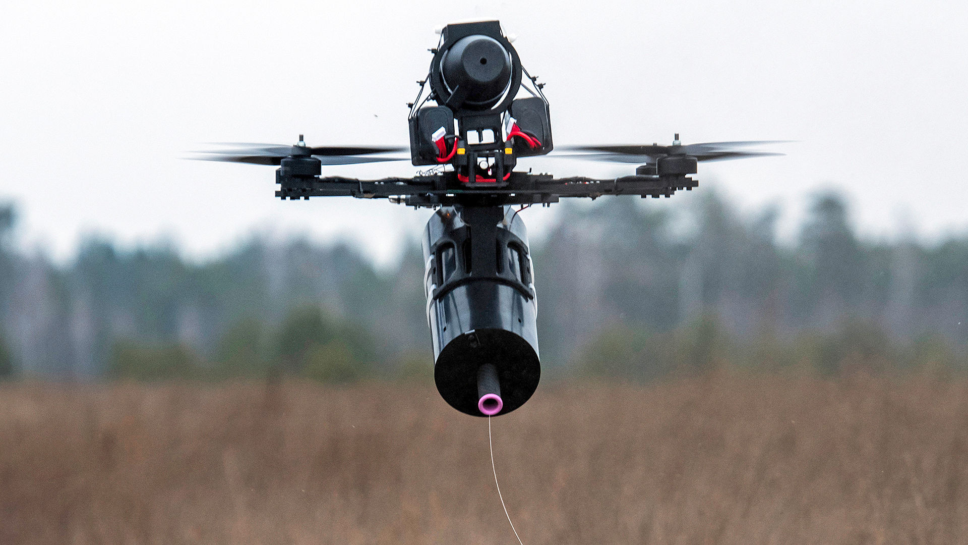Thiết bị drone FPV sử dụng công nghệ điều khiển bằng dây cáp quang