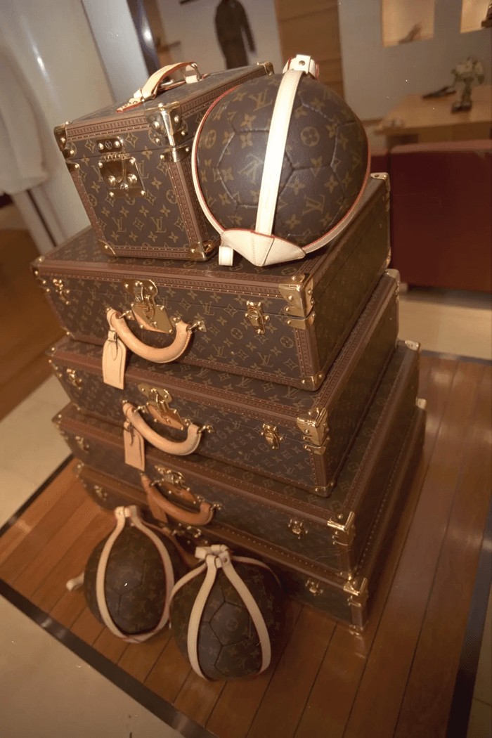 Chi tiết quả bóng Louis Vuitton với họa tiết monogram đặc trưng.