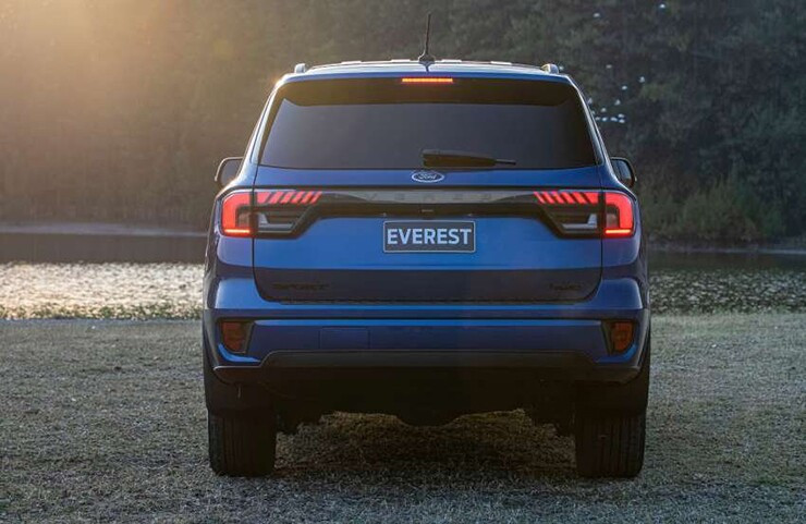 Đuôi xe Ford Everest 2026 với dải đèn LED kéo dài sang trọng