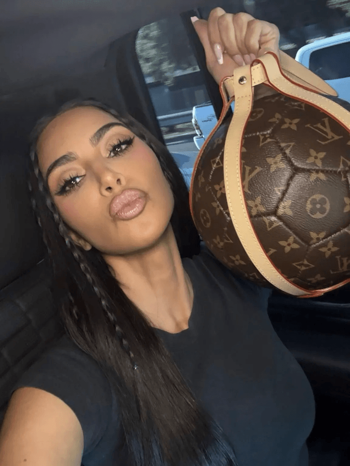 Kim Kardashian tạo dáng cùng quả bóng Louis Vuitton phiên bản giới hạn.