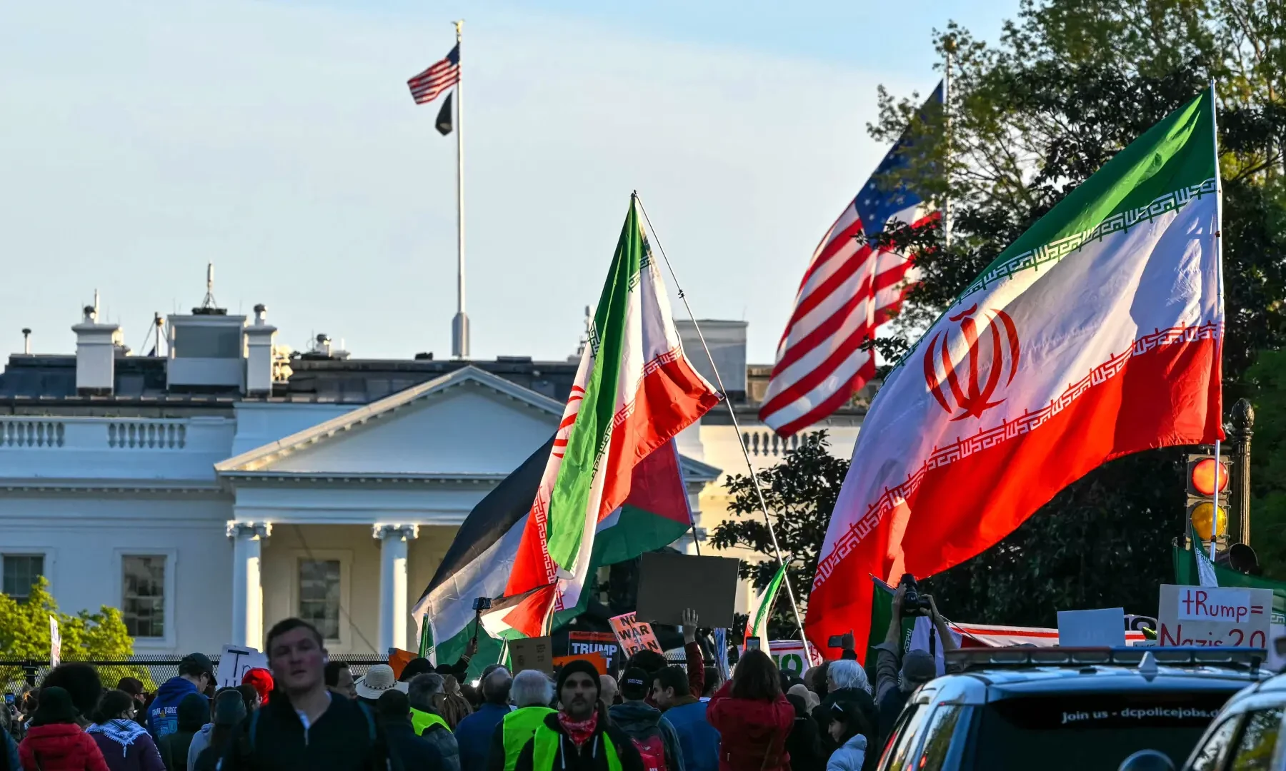 Người biểu tình vẫy cờ Iran trong cuộc biểu tình phản đối hành động quân sự của Mỹ tại Iran gần Nhà Trắng ở Washington, DC, ngày 7 tháng 4 năm 2026. AFP
