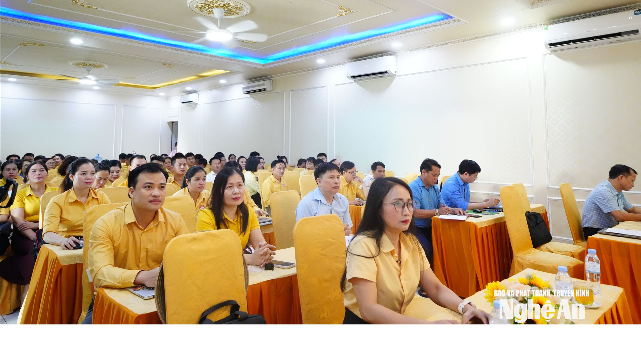 Toàn cảnh hội ng