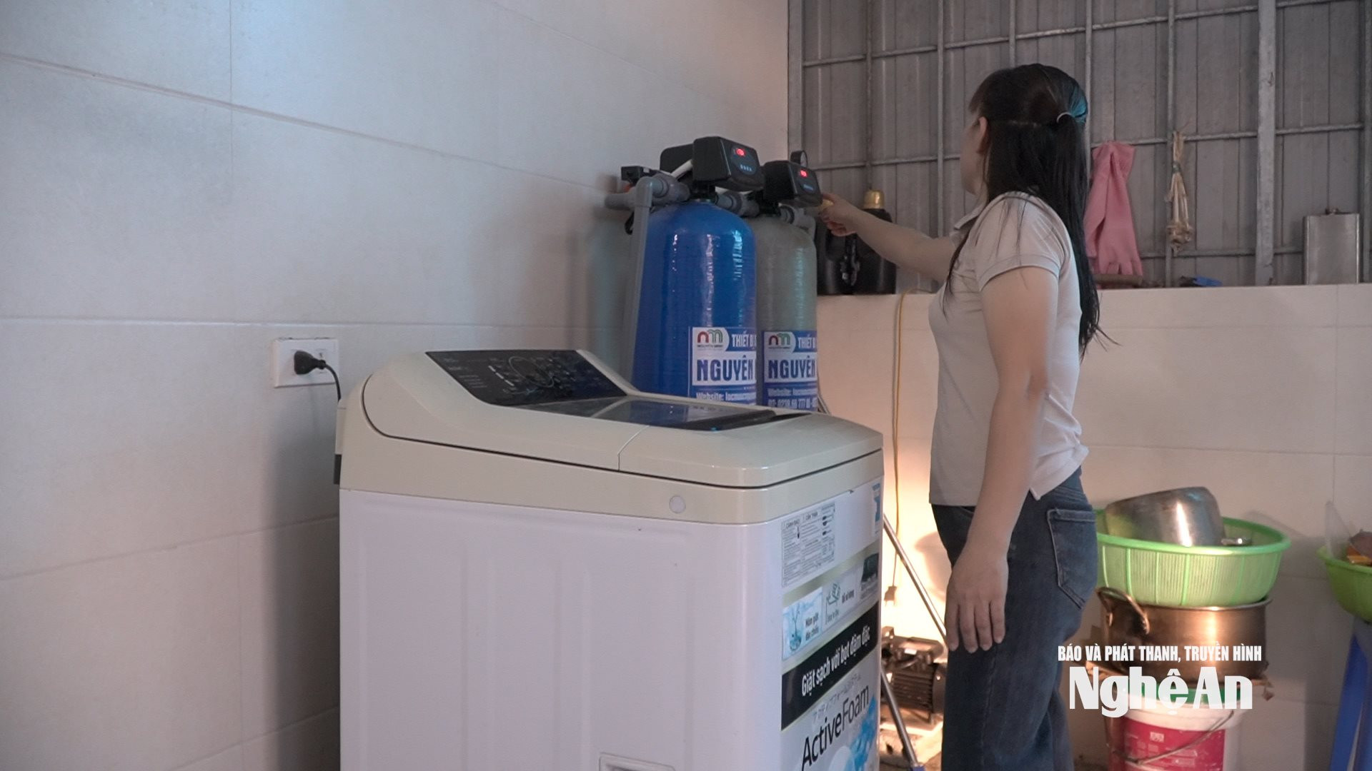 Nhiều gia đình tại địa bàn Nghi Đức cũ , phường Vinh Phú đều phải lắp đặt 2 bộ lọc nước. Ảnh: Kim Hoa