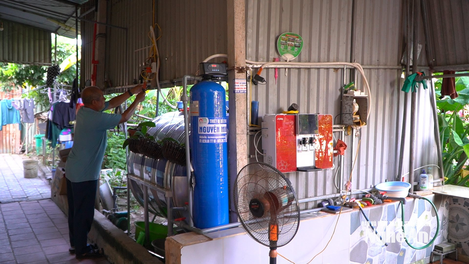 Hệ thống lọc nước gia đình ông Nguyễn Xuân Đông. Ảnh: Thế Toản