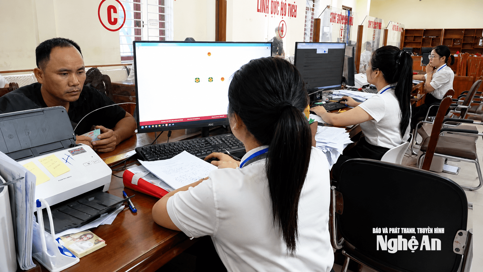 Công chức Trung tâm phục vụ hành chính công xã Nghi Lộc đẩy mạnh ứng dụng số phục vụ người dân và doanh nghiệp. Ảnh Hoàng Việt Anh