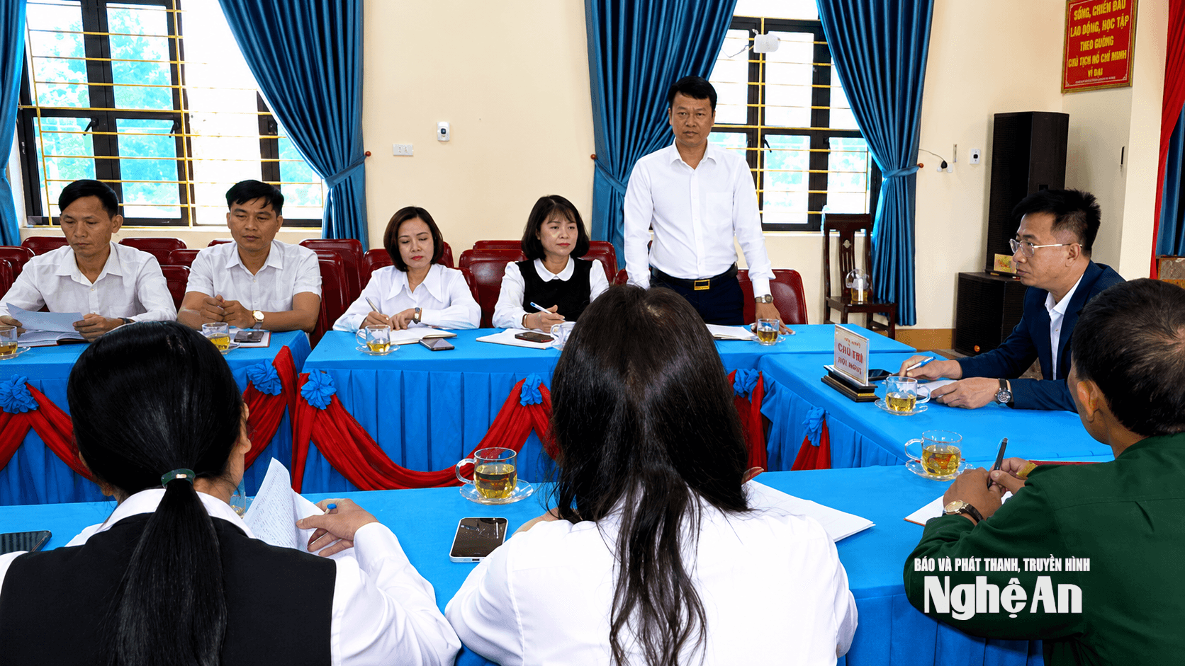 Đảng viên đi đầu, cán bộ gương mẫu phục vụ nhân dân là tinh thần xuyên suốt tại Đảng bộ xã Hoa Quân. Ảnh Hoàng Việt Anh